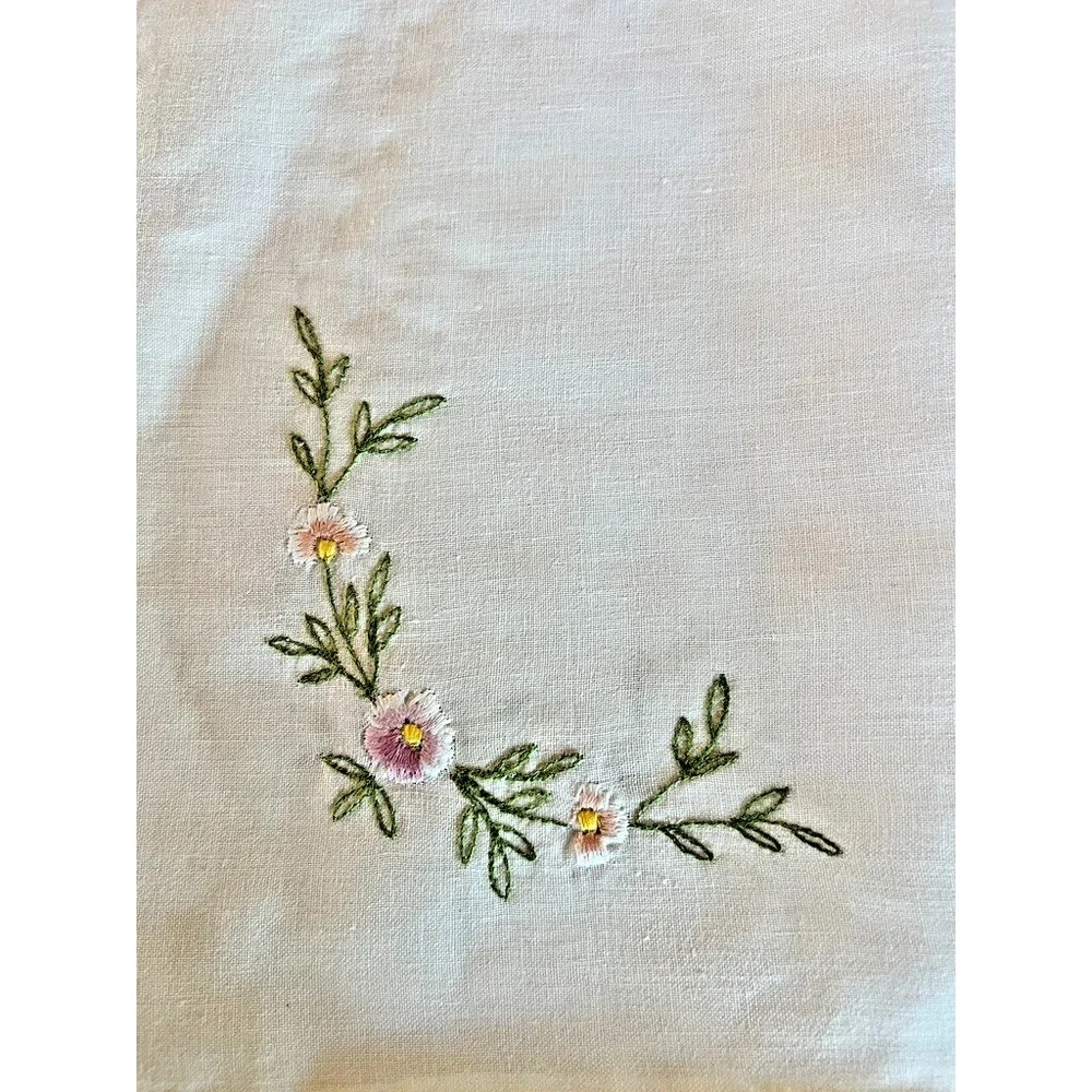 Vintage Embroidered Small‎ Tablecloth & 4 Napkins Set Floral Crisp White Cottage